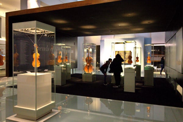 Cosa vedere a Cremona in un giorno- Museo del Violino- sala espositiva- violini- stradivari- visitatori