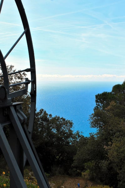 Verezzi- Campana delle Mamme- scorcio di mare-alberi