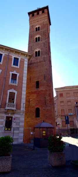 Troyana Tower - Medici Square - Battlements-mullioned windows