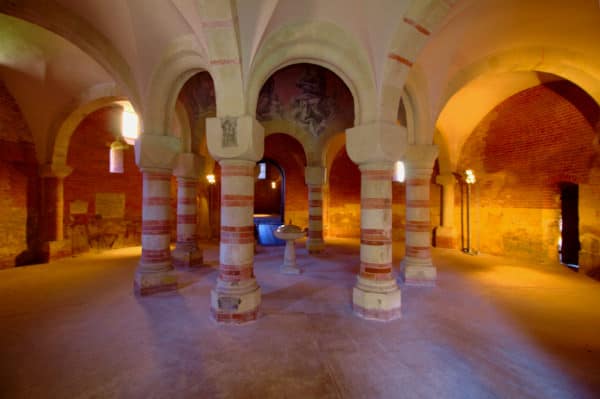 Cosa vedere ad Asti- Battistero di San pietro in Consavia- fonte battesimale- colonne- fasce bicrome