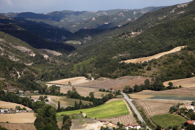 % borghi per un weekend nella natura- Montone-Umbria- Valle del Carpina- campi-colline
