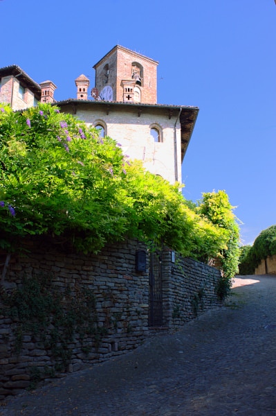 What to see in Neive and surroundings - view - Tower house of the Cotti counts of Ceres - Clock tower