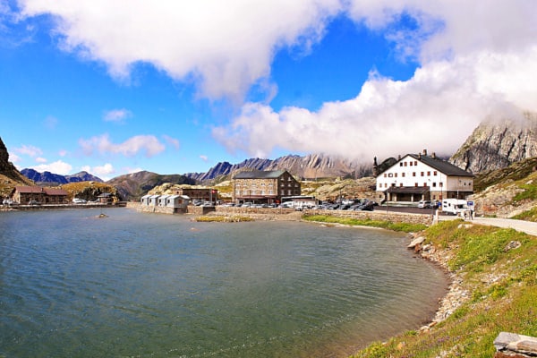 Passo del Gran San Bernardo- Lago- confine italia svizzera- Nuvole