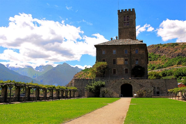 Cosa vedere nei dintorni di Aosta- Castello di Sarre- cortile interno- torre- pergolato