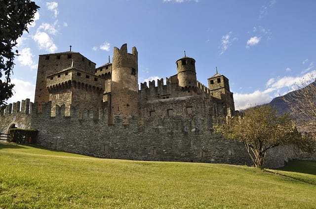 Cosa vedere nei dintorni di Aosta- Castello di Fenis- Mura- Torri- Merlature