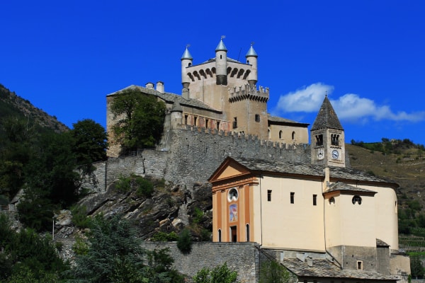 Castello di Saint-Pierre- sperone roccioso- torrette-chiesa