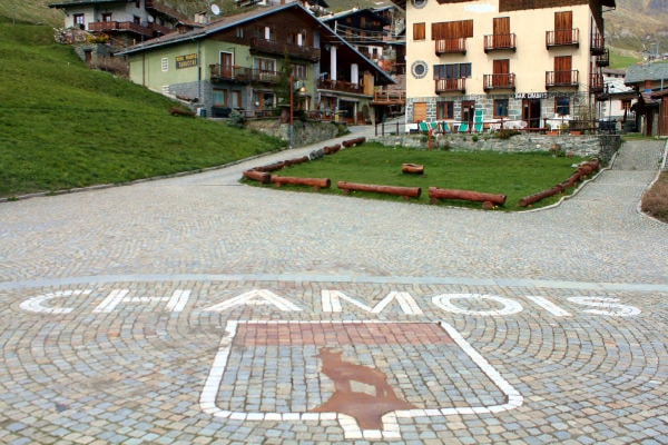 Cosa vedere nei dintorni di Aosta- Borgo di Chamois- Perla delle Alpi- Case- stemma