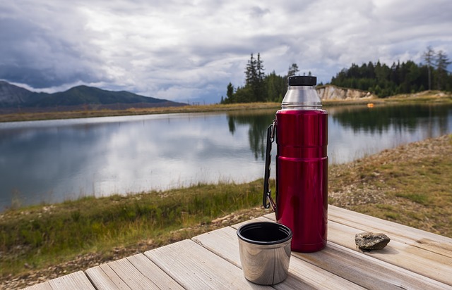 Consigli utili per un viaggio green-Borraccia- lago-natura