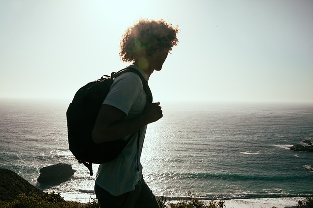 Consigli Utili per un viaggio green- ragazzo- zaino-mare