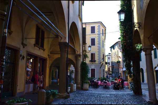 Ghetto Ebraico-Piazzetta- Tavolini- Botteghe- Locali piatti Tipici