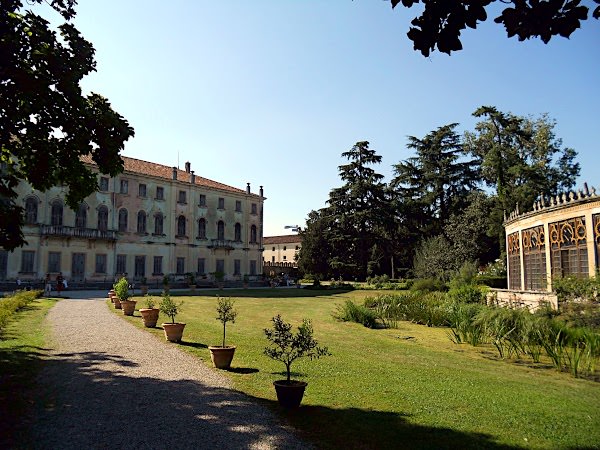 Villa parco reverdin bolasco- Villa reverdin- alberi- serra ispano moresca