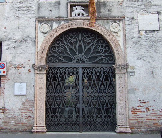 Palazzo Pretorio- portale-marmo rosa-leone di san marco