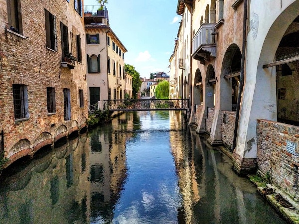 Cosa vedere a Treviso in un giorno- Canale dei Buranelli- Ponte dei Buranelli- Cagnan Medio- Riflessi- Palazzi