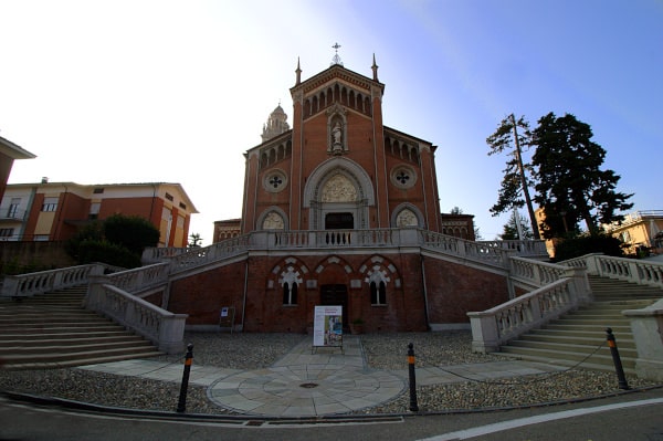 Cosa vedere a Monforte d'Alba- Chiesa della Madonna della Neve- Scalinata- Campanile- portali 