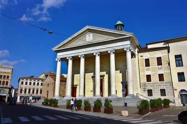 Duomo- neoclassico- colonne- frontone- scalinata