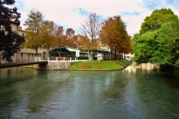 Cosa vedere a Treviso in un giorno- Isola della Pescheria- Cagnan Grande- Canale- alberi-riflessi