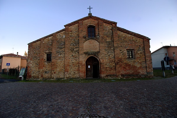 What to see in Volpedo, village of Pellizza - Pieve Romanica - facade