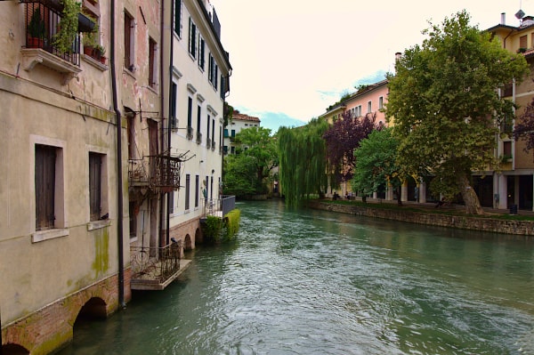 Cagnan Grande- Alberi-Palazzi- scorcio