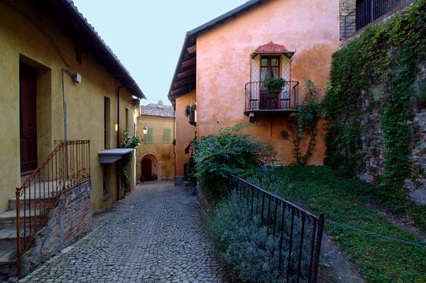 osa vedere a Monforte d'Alba- Via- centro storico- ciottoli- balc0ni