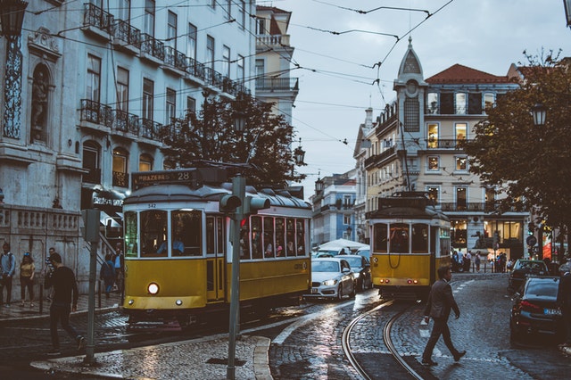Cammino di Santiago Portoghese-Lisbona-Tram-Persone-Palazzi