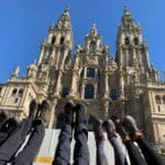 le cinque migliori strutture sul Cammino di Santiago-Cattedrale-Santiago-de-Compostela-Arrivo-a-Santiago-cielo-azzurro-gambe