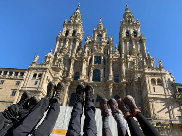 le cinque migliori strutture sul Cammino di Santiago-Cattedrale-Santiago-de-Compostela-Arrivo-a-Santiago-cielo-azzurro-gambe