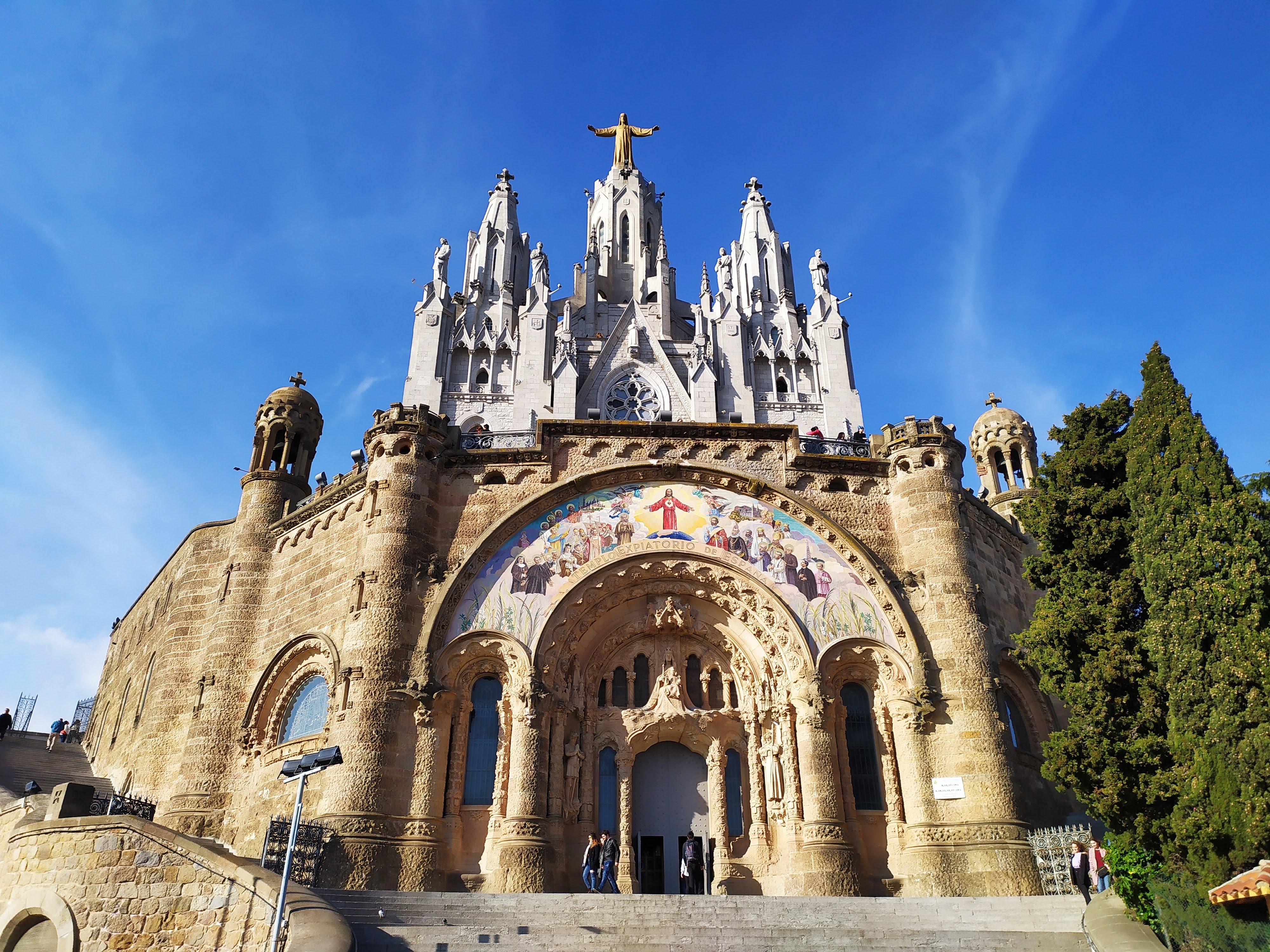 Cosa vedere a Barcellona in un giorno-Monte Tibidabo-Temple Expiatori del Sagrat Cor de Jesú-Tempio-Facciatta-Azzurro-Cielo-Ocra