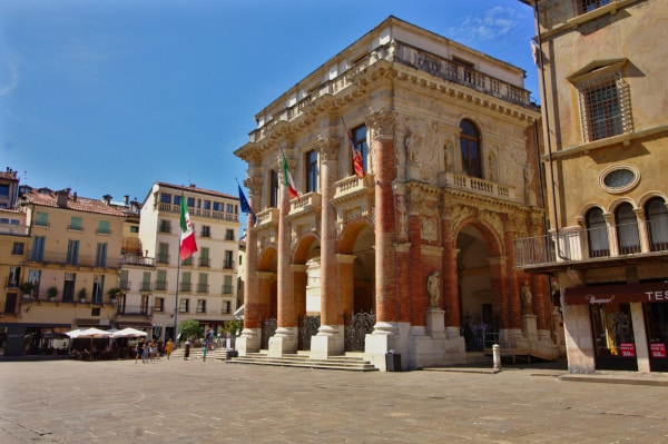 Palazzo del Capitanio- Piazza dei signori- statue- loggia