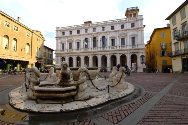 Cosa vedere a Bergamo-Piazza Vecchia-Palazzo Nuovo- Fontana Contarini