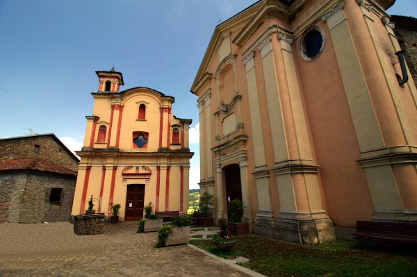 Cosa vedere a Mombaldone-Piazza Umberto I-Chiesa di San Nicola.Oratorio dei Santi Fabiano e Sebastiano