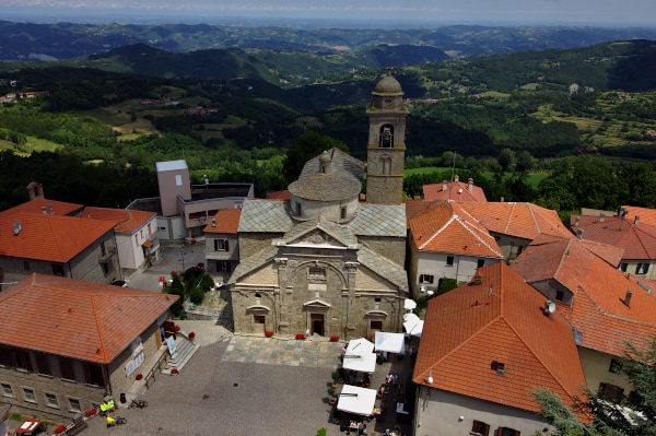 What to see in Roccaverano - Panorama - Castle tower - Church of Santa Maria Assunta - Piazza Barbero