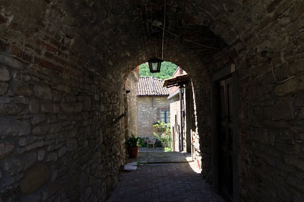 alley-via cervetti-glimpse-barrel vault