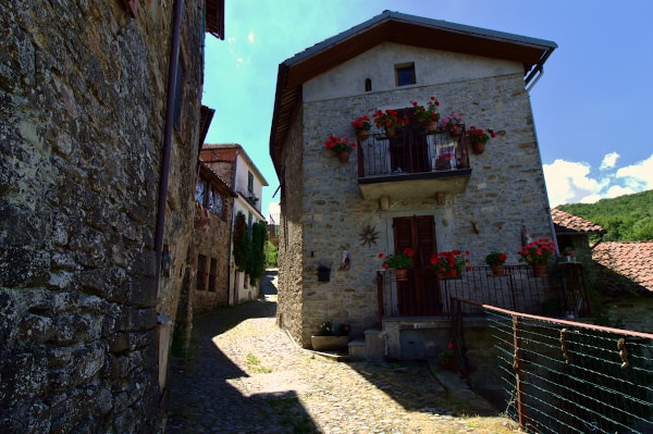 Cosa vedere a Mombaldone-via Roma-Potiola-Palazzo Fortezza-ristorante l'aldilà