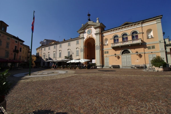 Cosa vedere a Moncalvo-Piazza Garibaldi-Teatro Civico-Bandiera