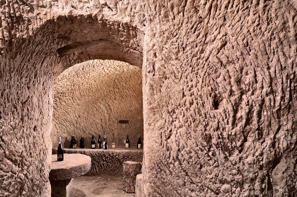 Cosa sono e dove vedere gli infernot-Infernot Carlini-Ottiglio Monferrato-bottiglie-tavolino