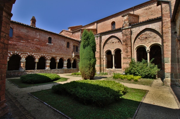 Visita all?Abbazia di Vezzolano-Cortile-Chiostro-arcate-siepi-albero