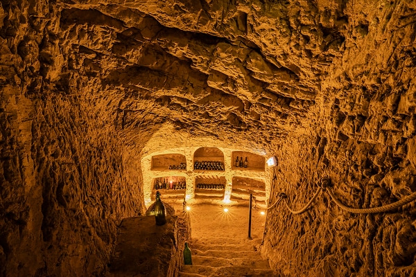 Infernot Belvedere-Vignale Monferrato-Basso Monferrato-scale-nicchie-bottiglie