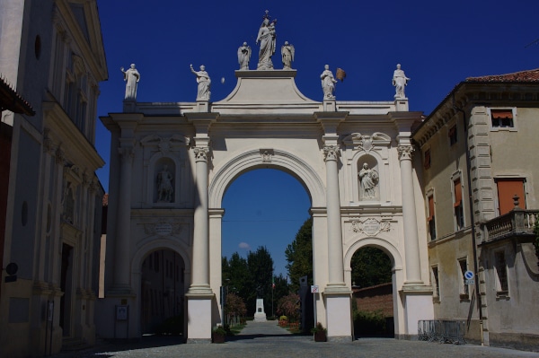 Cosa vedere a Cherasco-Arco del Belvedere-Statue-
