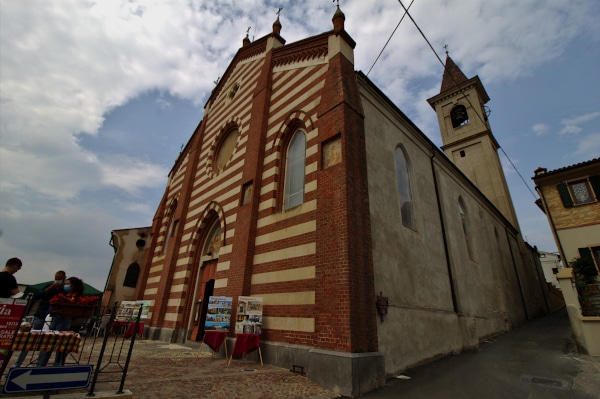 What to see in Rosignano Monferrato-Church of San Vittore Martire-facade-polychrome stained glass windows-red and white bands