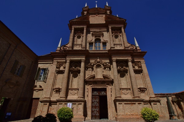 Santuario della Madonna del Popolo Cherasco-barocco-facciata-mattoni a vista-