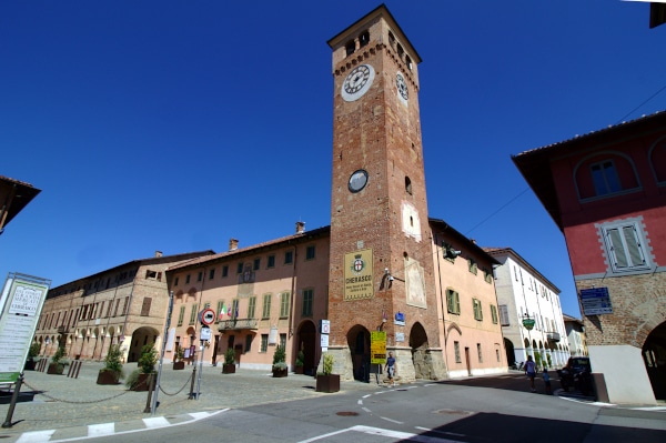 Cosa vedere a Cherasco-torre civica-palazzo comunale-langhe-meridiana-lunario