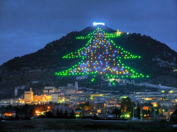 6 borghi italiani da vedere a Natale- Gubbio- Albero di Natale più grande del Mondo-notte