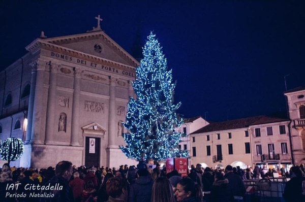 6 borghi da vedere a Natale- Cittadella-duomo-albero di natale-mercatini di natale