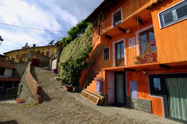 what to see in Canelli-la Sternia-colorful house
