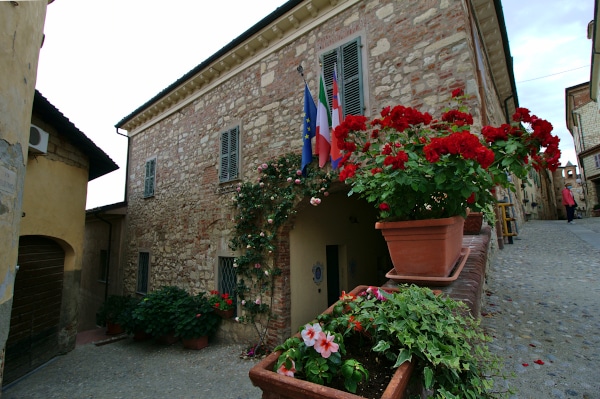 cosa vedere nei dintorni di Casale Monferrato-Municipio di Cella Mote-Fiori-pietra da cantoni