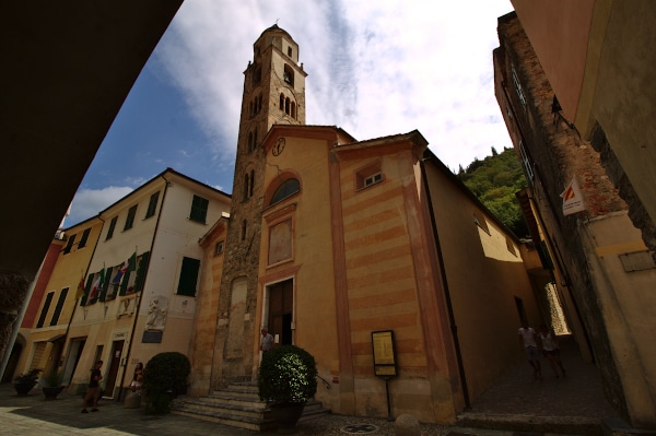 Cosa vedere a Zuccarello-Chiesa di San Bartolomeo-Campanile-medioevale