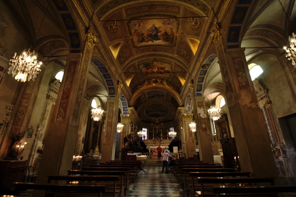 Cosa vedere a Zuccarello-Interno della Chiesa di San Bartolomeo-decorazioni barocche-affreschi-pale d'altare