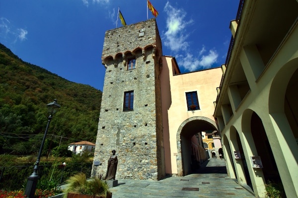 Cosa vedere a Zuccarello-porta sottana-torre medievale-statua di ilaria del Carretto