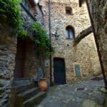 Cosa vedere a Zuccarello-vicolo-casa in pietra
