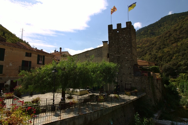 Porta soprana a Zuccarello-torre medievale-bandiere